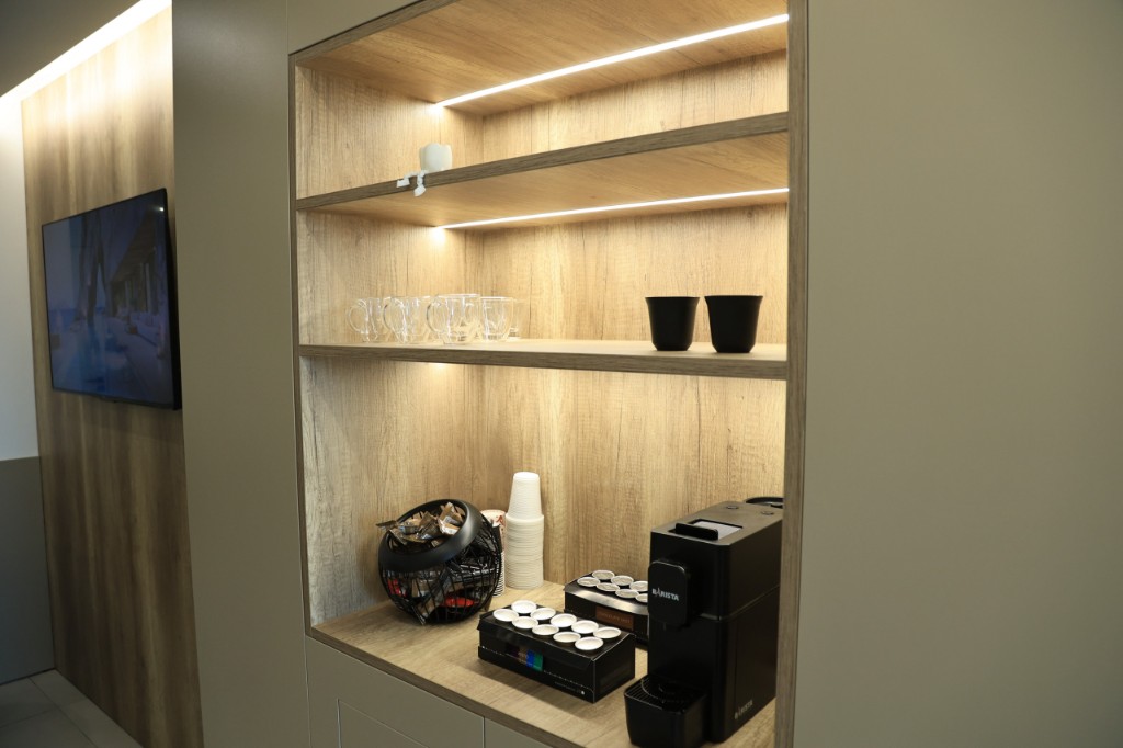 Coffee station in the Experteeth waiting lounge